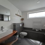 Badezimmer der Ferienwohnung 19a mit Toilette und Waschbecken