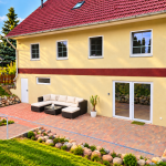 Außenansicht der Ferienwohnung 19a mit Terrasse und Sitzmöbeln